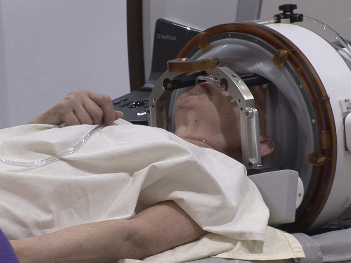 Foto: Un paciente recibe ultrasonidos sin cirugía del cráneo. (EFE)