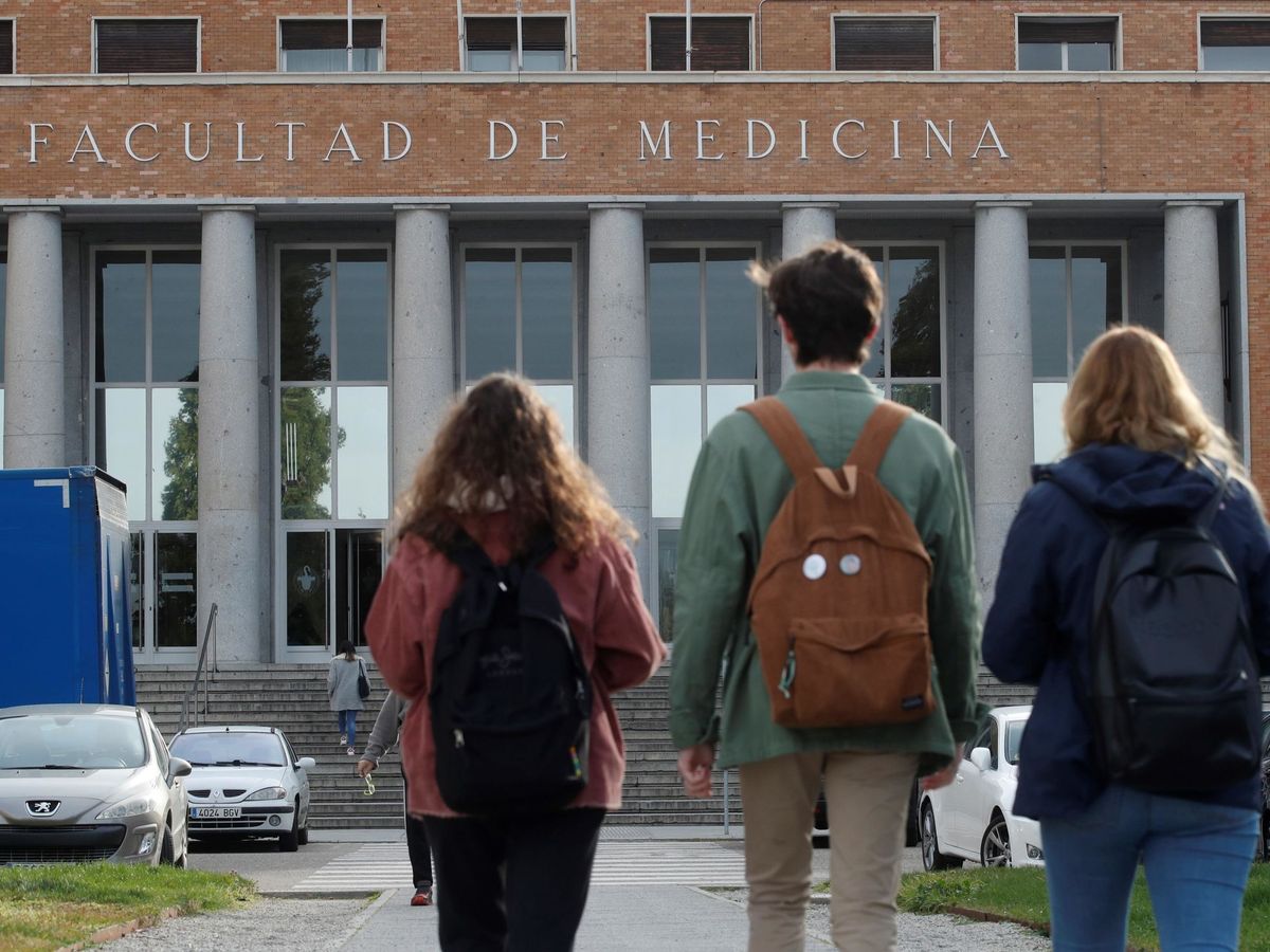 Foto: Alumnos de la Facultad de Medicina de la Universidad Complutense de Madrid. (EFE/Juan Carlos Hidalgo)