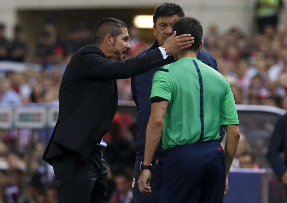 Foto: Simeone, en el momento de dar una colleja al cuarto árbitro (EFE)