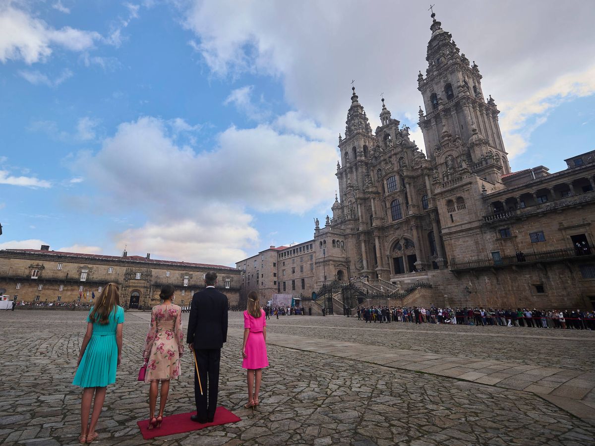 Foto: La familia real, frente a la catedral de Santiago. (Limited Pictures)