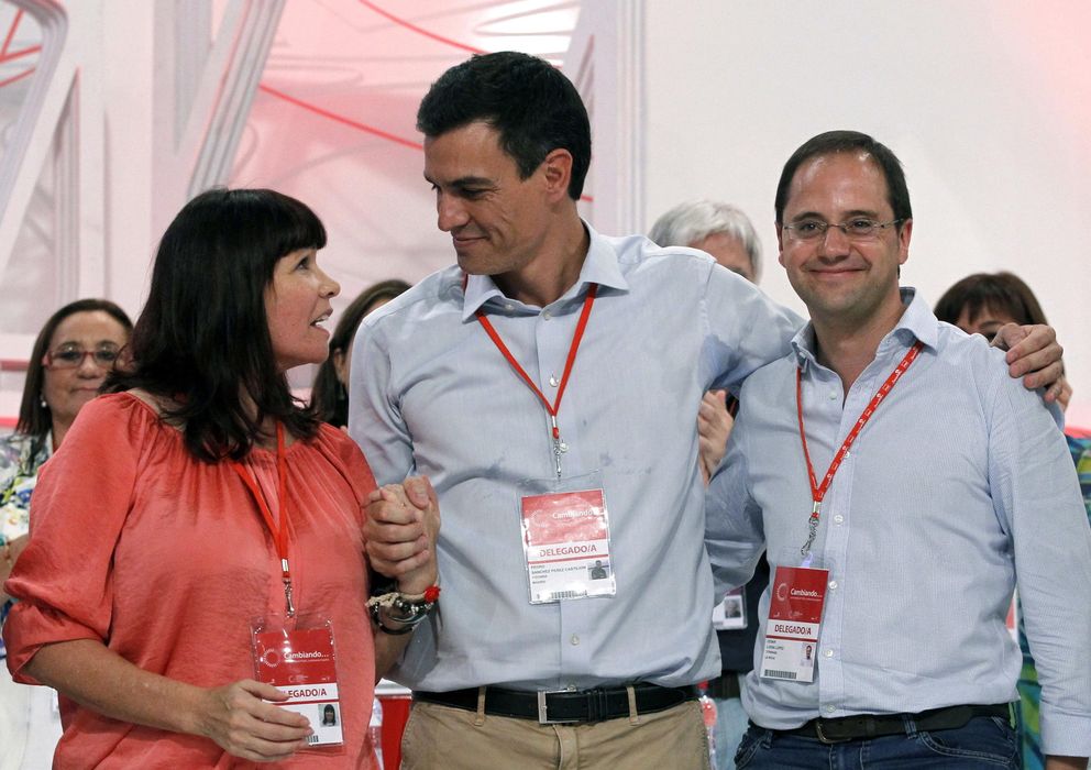 Foto: Micaela Navarro, presidenta del PSOE; Pedro Sánchez, secretario general de la formación y César Luena, secretario de Organización del partido (EFE)