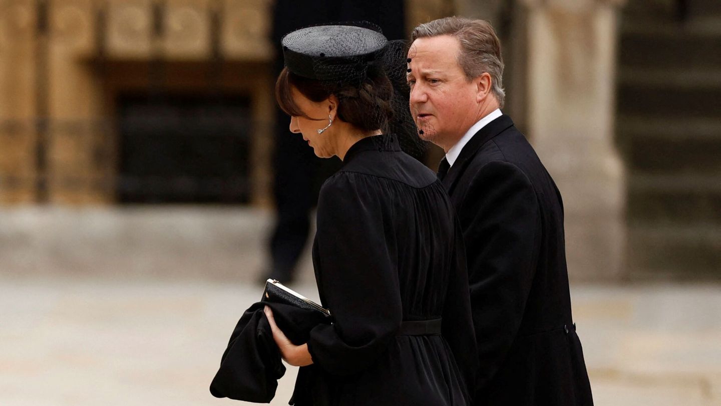 David Cameron con su esposa. (Reuters)