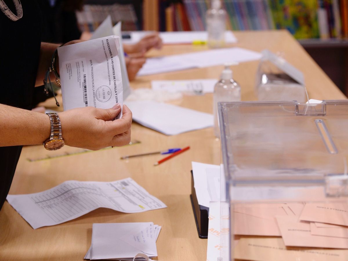 Foto: Miembros de la mesa de un colegio electoral realizan el recuento de votos tras las elecciones celebradas en Castilla y León. (EFE/Nacho Gallego)