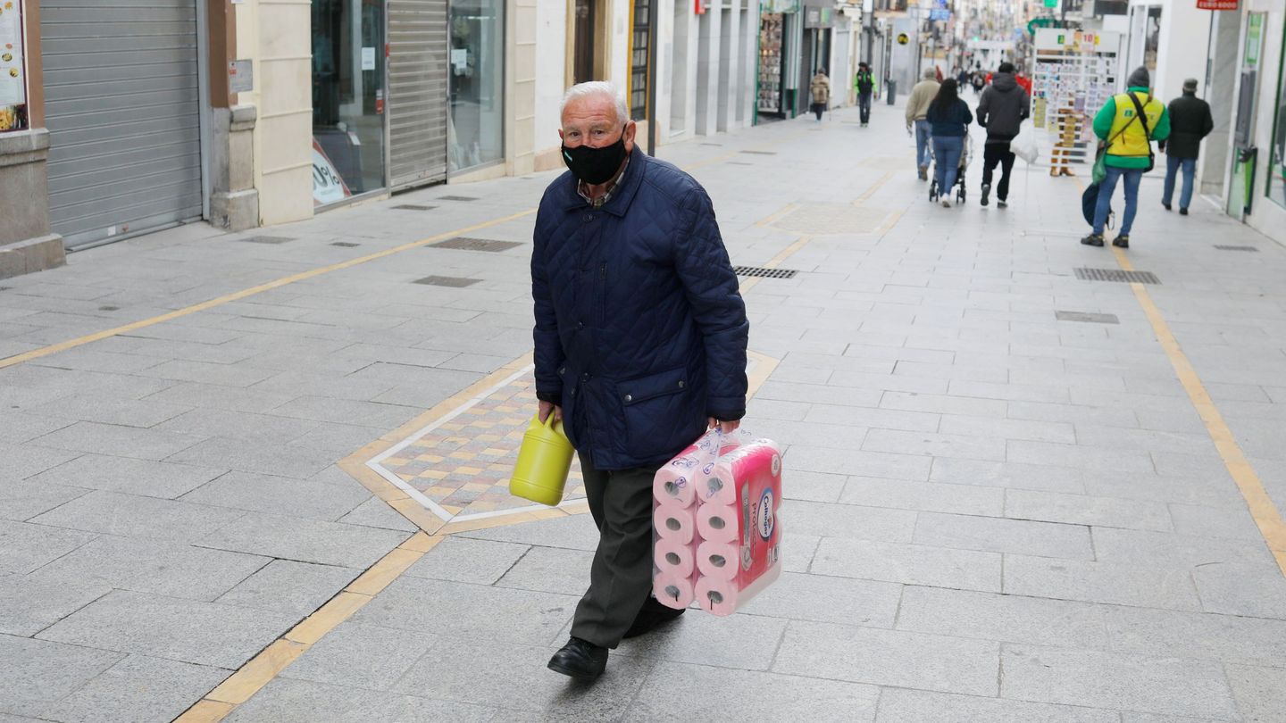Un hombre camina por la calle de la Bola en Ronda (Málaga) (Foto: Reuters/Jon Nazca)