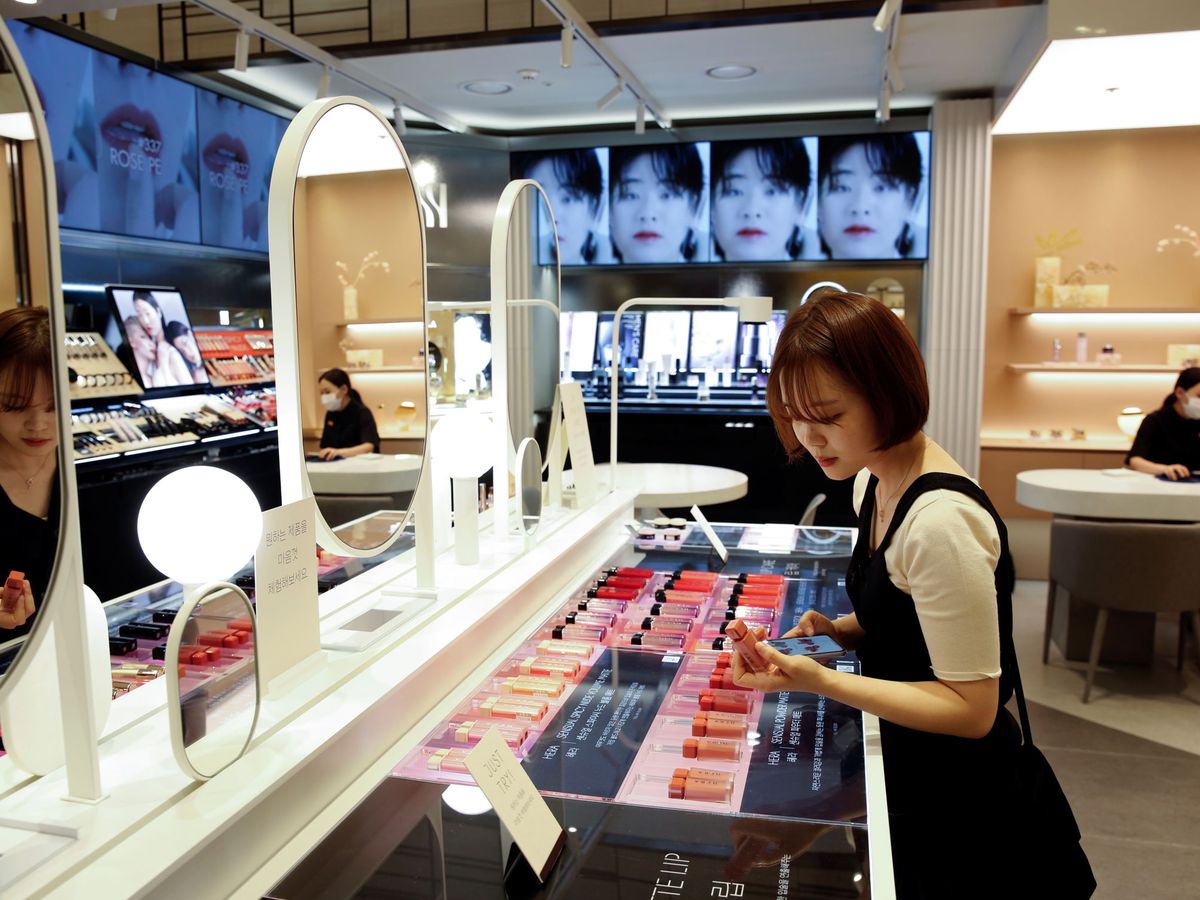 Foto: Una mujer en una tienda de cosméticos en Seúl. (Reuters)