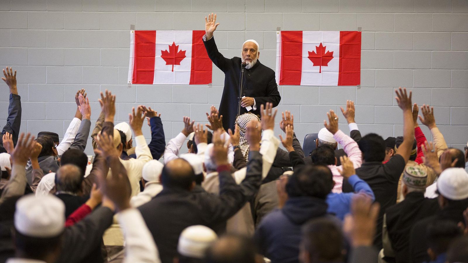 Foto: Un imán dirige una ceremonia musulmana para protestar por un atentado contra soldados canadienses, en Alberta, octubre de 2014 (Reuters)