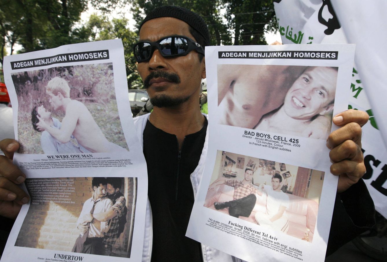 Un miembro del Frente de los Defensores Islámicos (FPI) protesta contra algunas películas mostradas en un festival de cine en Yakarta, en septiembre de 2010. (Reuters)