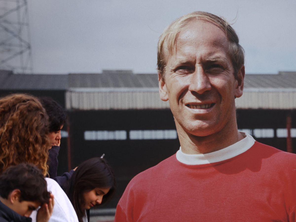 Foto: Así despide el mundo a Bobby Charlton, leyenda del fútbol inglés (REUTERS/Carl Recine)