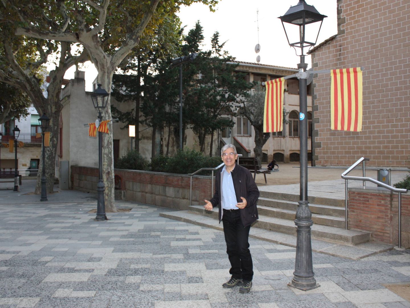 Josep Manel Ximenis ante la iglesia de Arenys. R. M.