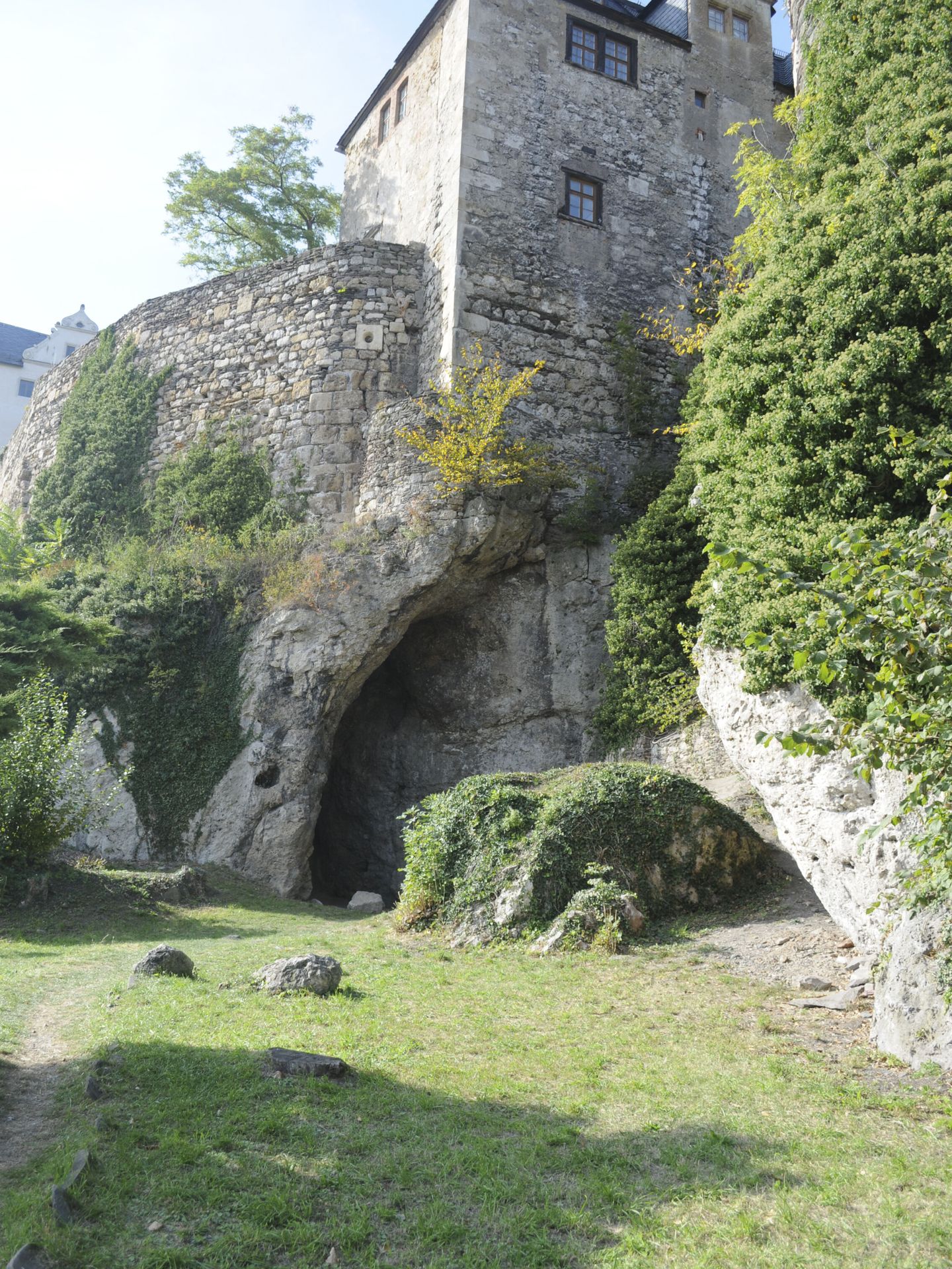 Vista de la cueva Ilsenhöhle, bajo el castillo de Ranis, Alemania. Hace unos 45.000 años, Europa atravesaba profundos cambios. (EFE Tim Schüler Tlda Max Planck de Antropología Evolutiva de Leipzig) 