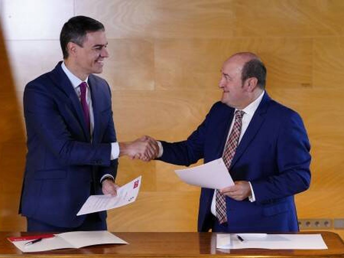 Foto: Pedro Sánchez y Andoni Ortuzar firman el acuerdo de investidura. (EFE)