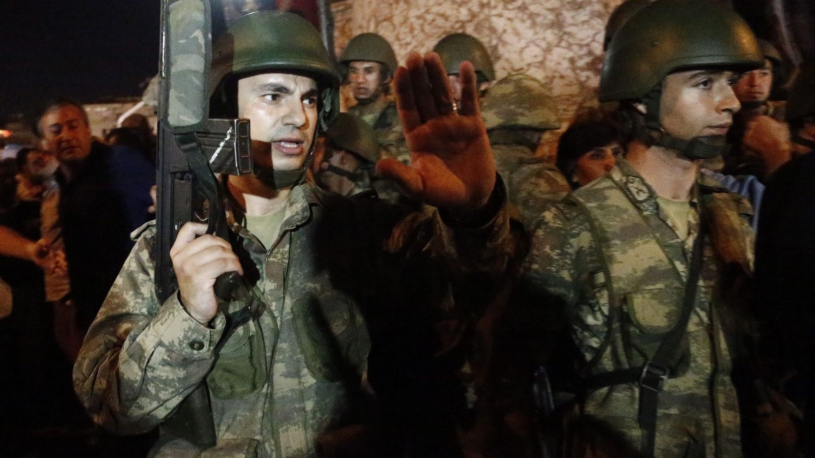 Foto: Soldados turcos durante el intento de golpe de estado. (EFE)