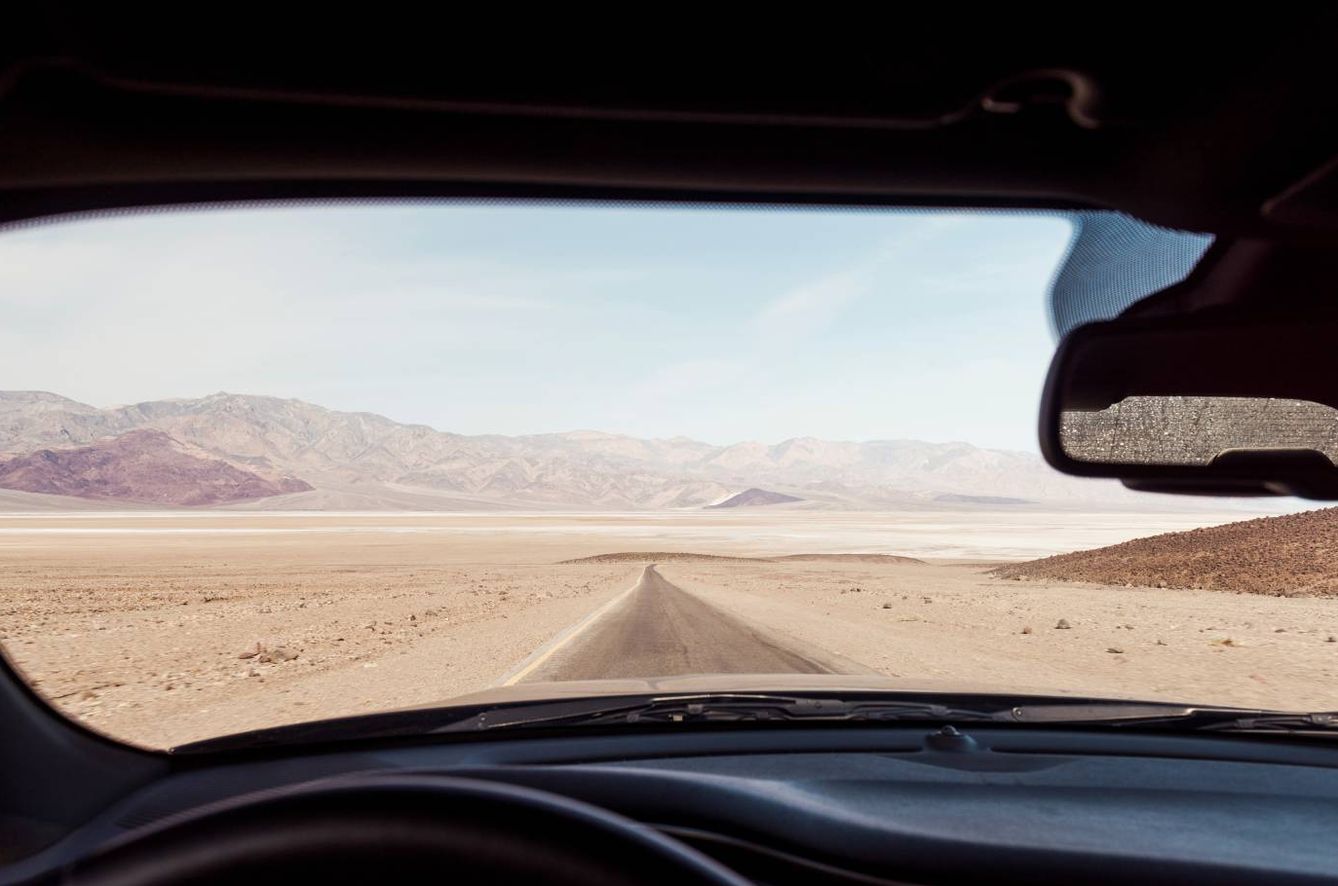 Death Valley desde el coche de Johhny Depp. (Foto: Simon Davidson para Parfums CHRISTIAN Dior)