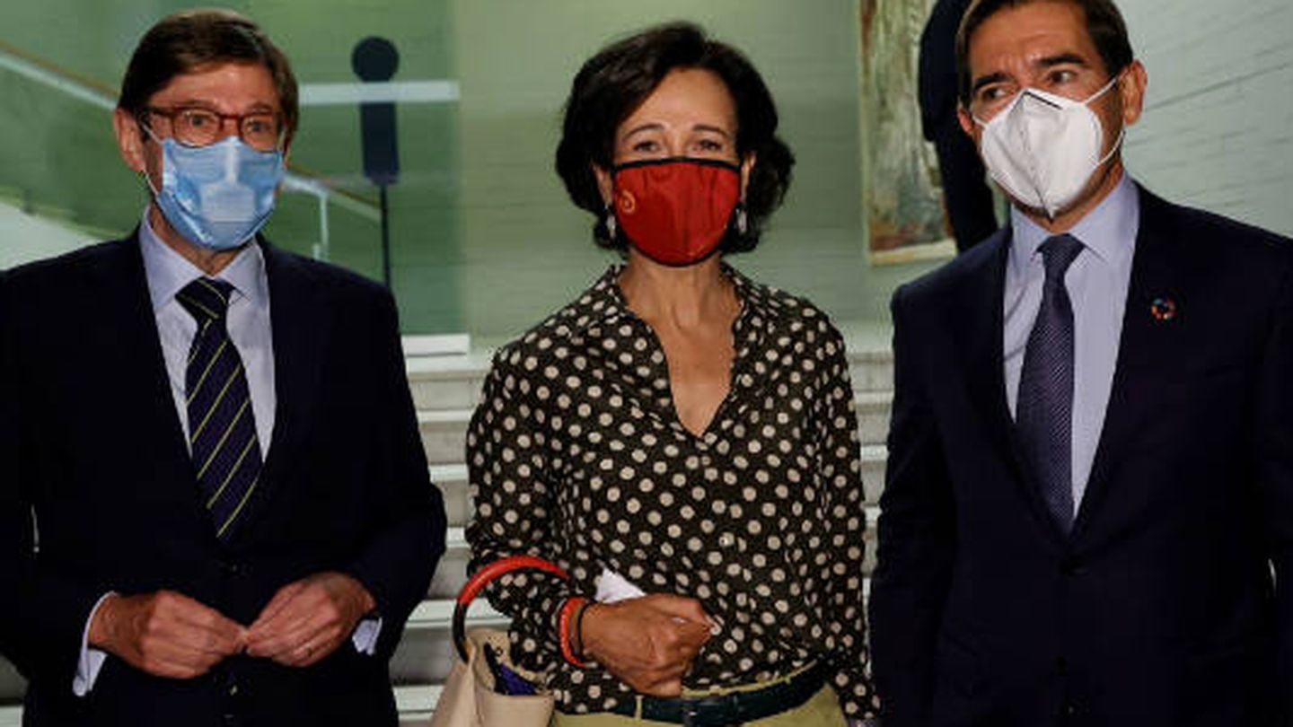 El presidente de CaixaBank, José Ignacio Goirigolzarri (i), la presidenta de Banco Santander, Ana Botín (c), y el presidente del BBVA, Carlos Torres (d). (EFE)