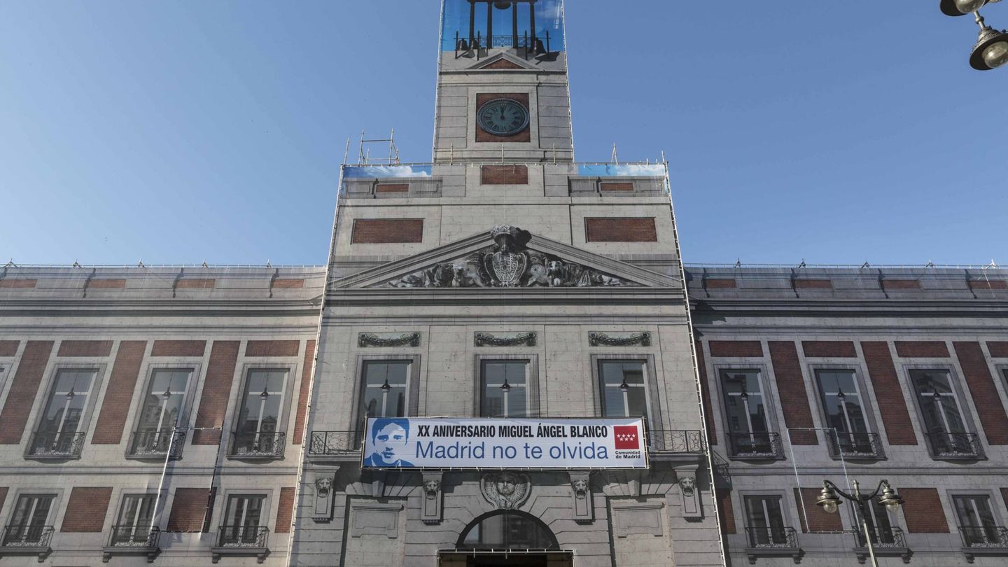 Pancarta en la sede de la Comunidad de Madrid en apoyo de Miguel Ángel Blanco, asesinado por ETA.