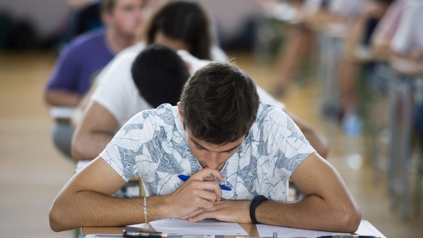 Estudiantes, durante un examen. (EFE)