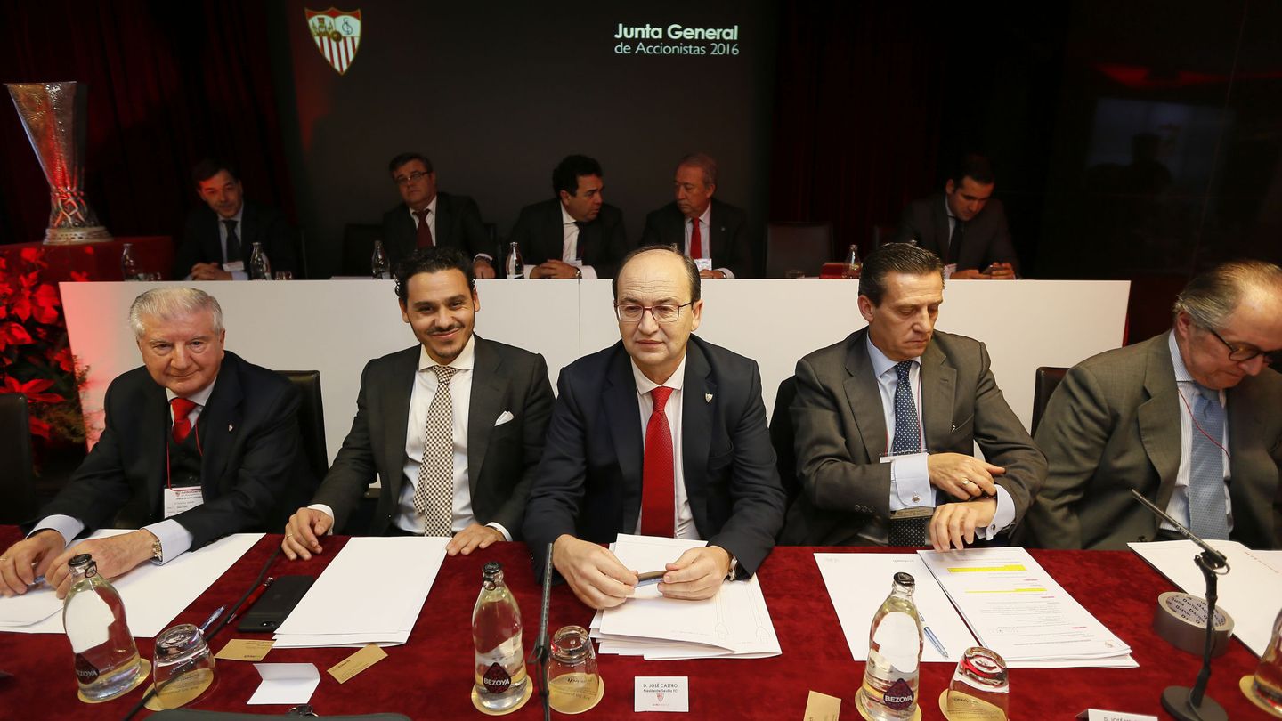 El presidente del Sevilla FC, José Castro, en el centro, junto al vicepresidente, José María del Nido Carrasco, a su derecha, en una imagen de archivo de una Junta de Accionistas del club. (EFE)