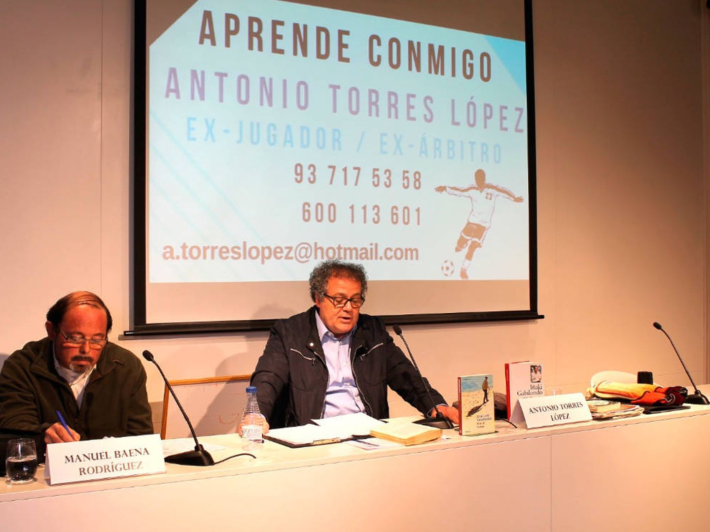 Torres imparte clases para árbitros en Sabadell. (A. T.)