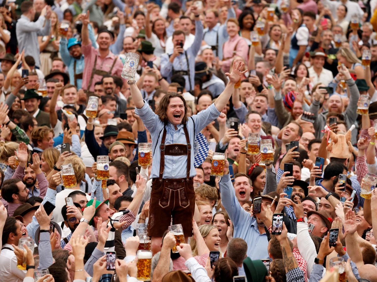 La Oktoberfest de Mnich abre entre multitudes y tras dos aos de "sequa"