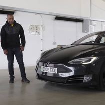 Foto: Este Tesla Model S ha demostrado ser más duradero de lo esperado (YouTube/@AutoTraderTV)
