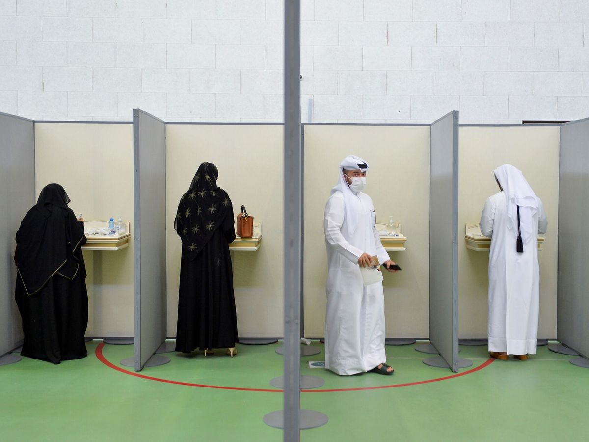 Foto: Dos mujeres y dos hombres votando en las legislativas de Qatar. (EFE)