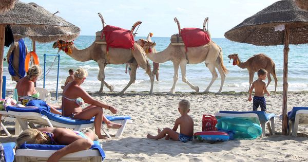 Foto: Turistas en una playa de la isla de Djerba, Túnez. (Reuters)