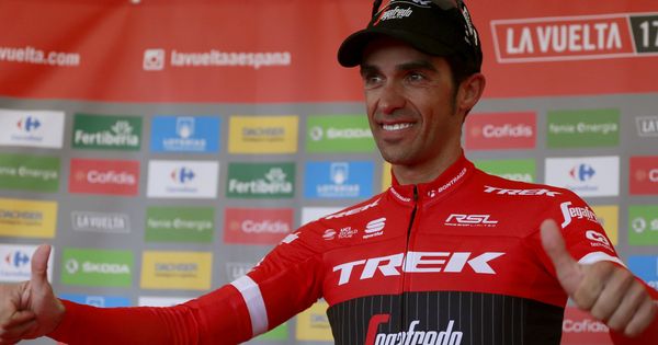 Foto: Alberto Contador celebra el podio su victoria de este sábado en el Angliru. (EFE)
