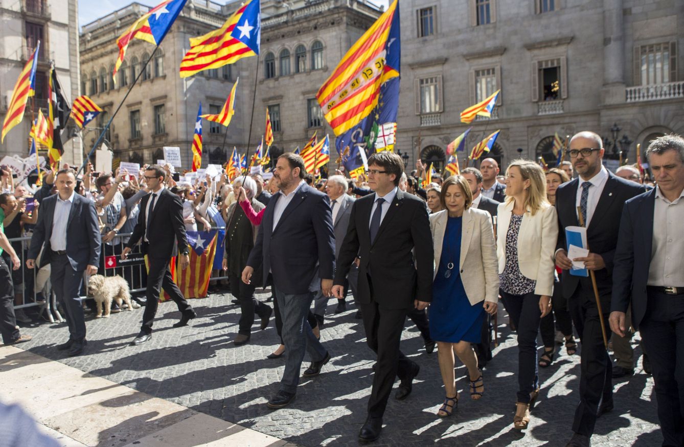 El presidente de la Generalitat de Cataluña, Carles Puigdemont, la presidenta del Parlamento, Carme Forcadell, y el vicepresidente, Oriol Junqueras, en la plaza Sant Jaume de Barcelona. (EFE)