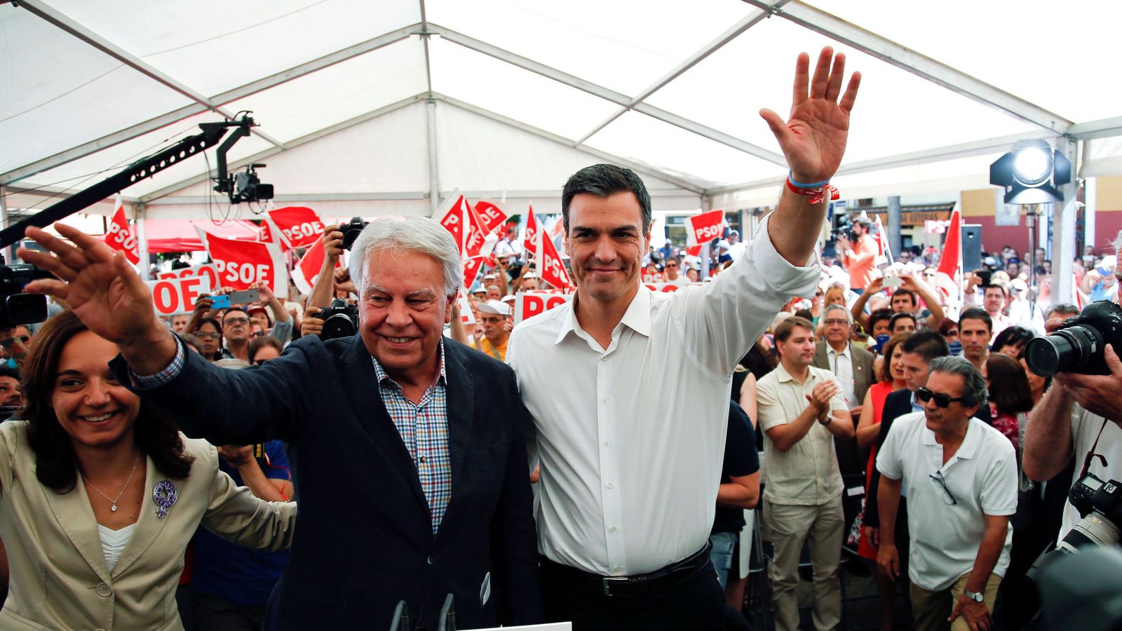 Foto: Felipe González y Pedro Sánchez, en el último día de campaña de las generales del 26-J, el 24 de junio de 2016 en Madrid. (Reuters)