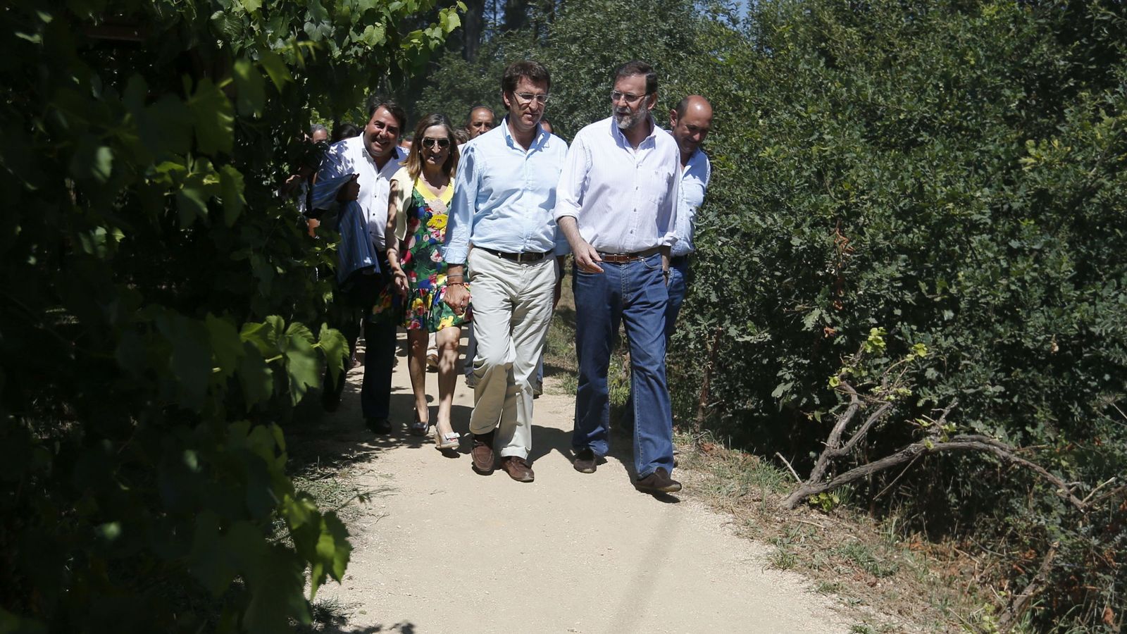 Foto: El presidente del Gobierno, Mariano Rajoy,  acompañado por el presidente de la Xunta de Galicia, Alberto Núñez Feijóo, visita las Rías Baixas en 2013. (EFE)