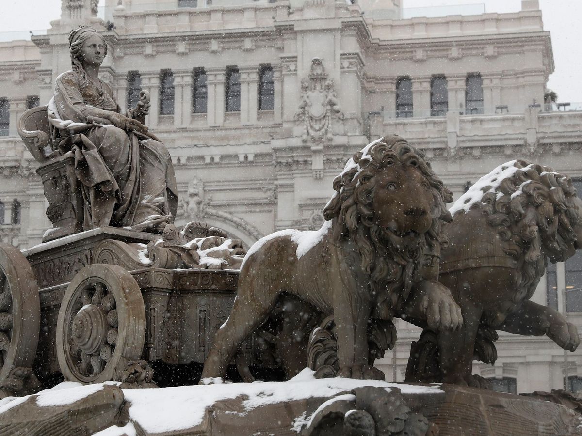 Foto: Vista de la fuente de La Cibeles, durante una fuerte nevada en el centro de Madrid. (EFE) 