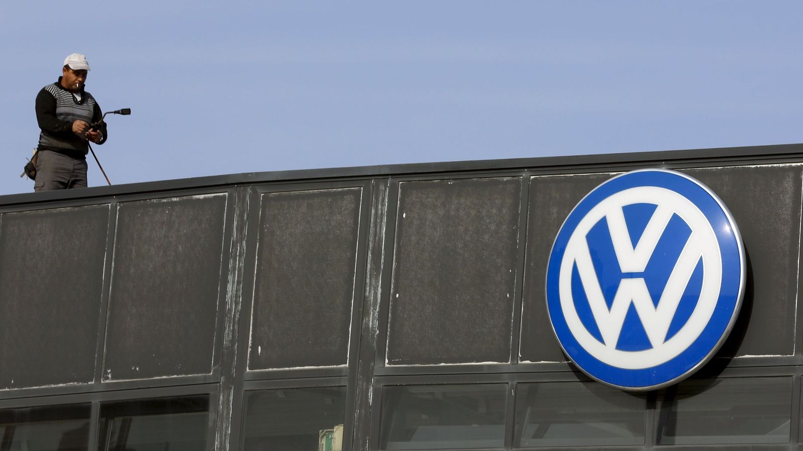Foto: Un trabajador de Volkswagen en la sede de la empresa en Madrid. (Reuters)