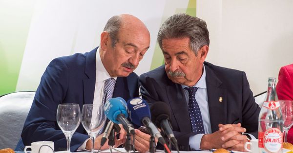 Foto: El presidente de Cantabria y secretario general del PRC, Miguel Ángel Revilla (d), junto al candidato al Congreso, José María Mazón (i). (EFE)