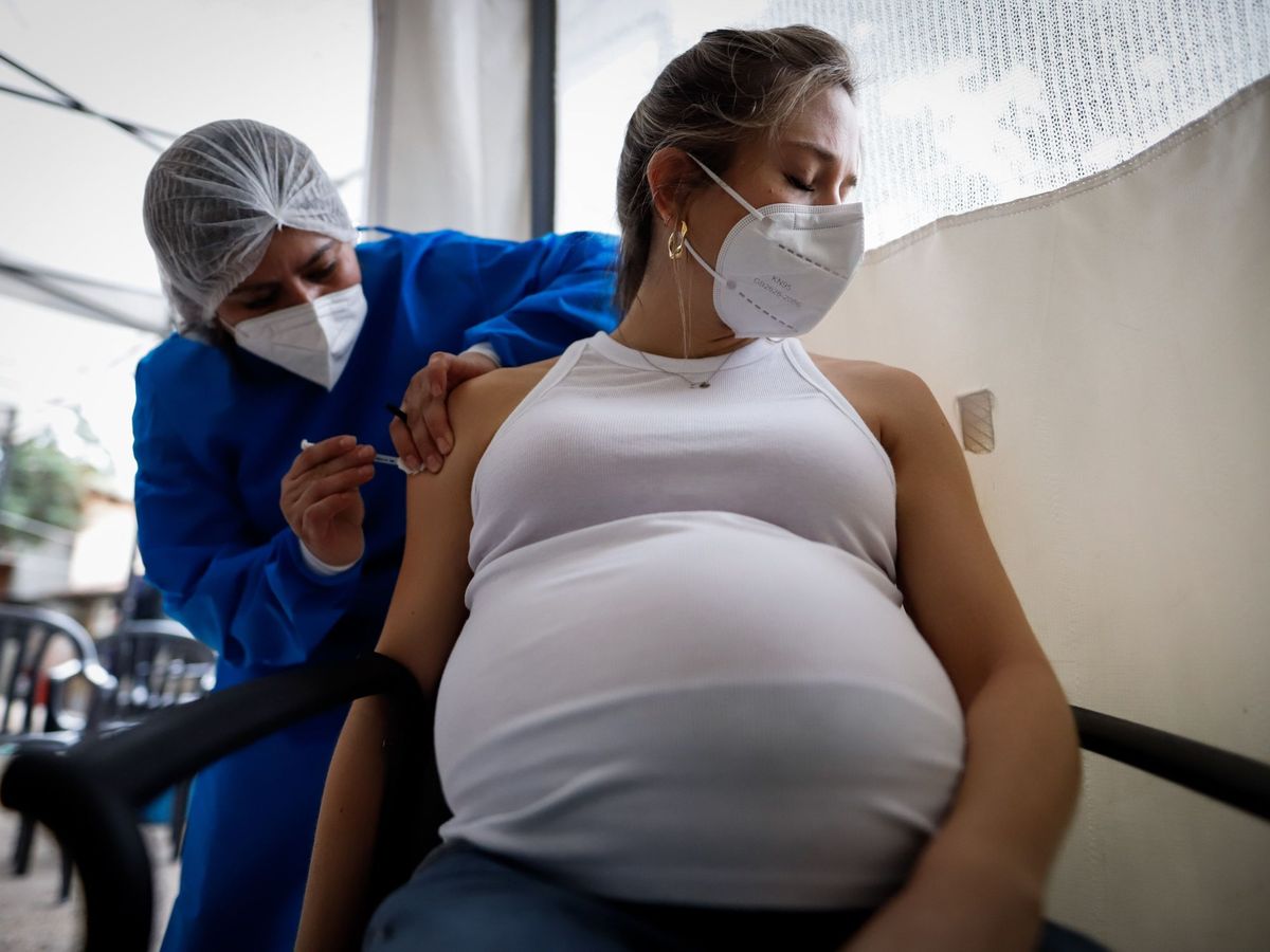 Foto: Una mujer embarazada se vacuna contra el covid. (EFE)