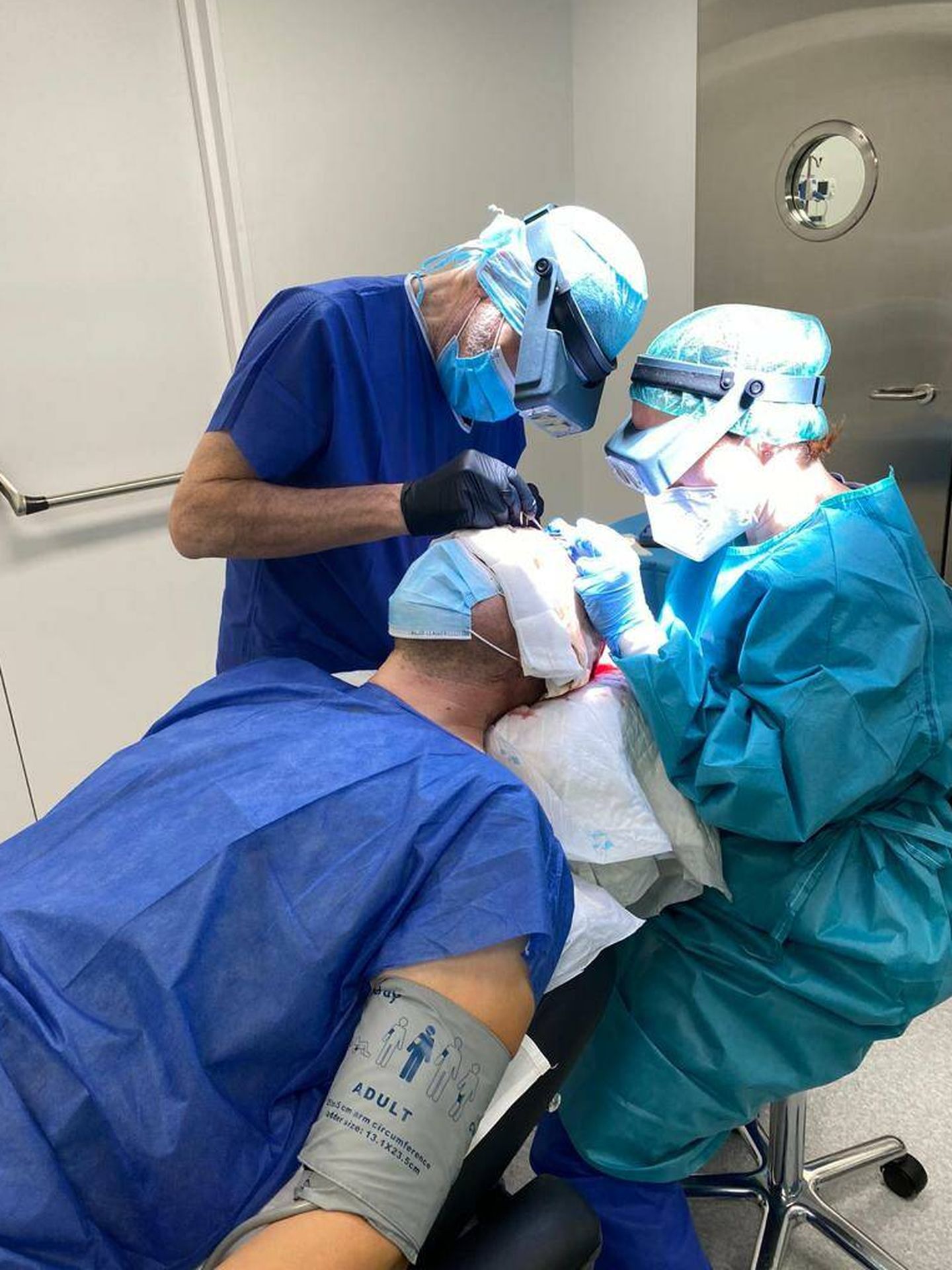 Equipo de Clínica Dermatológica Internacional haciendo un trasplante capilar en el quirófano.