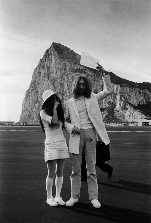 Yoko Ono y John Lennon, en su boda en Gibraltar. (Getty)