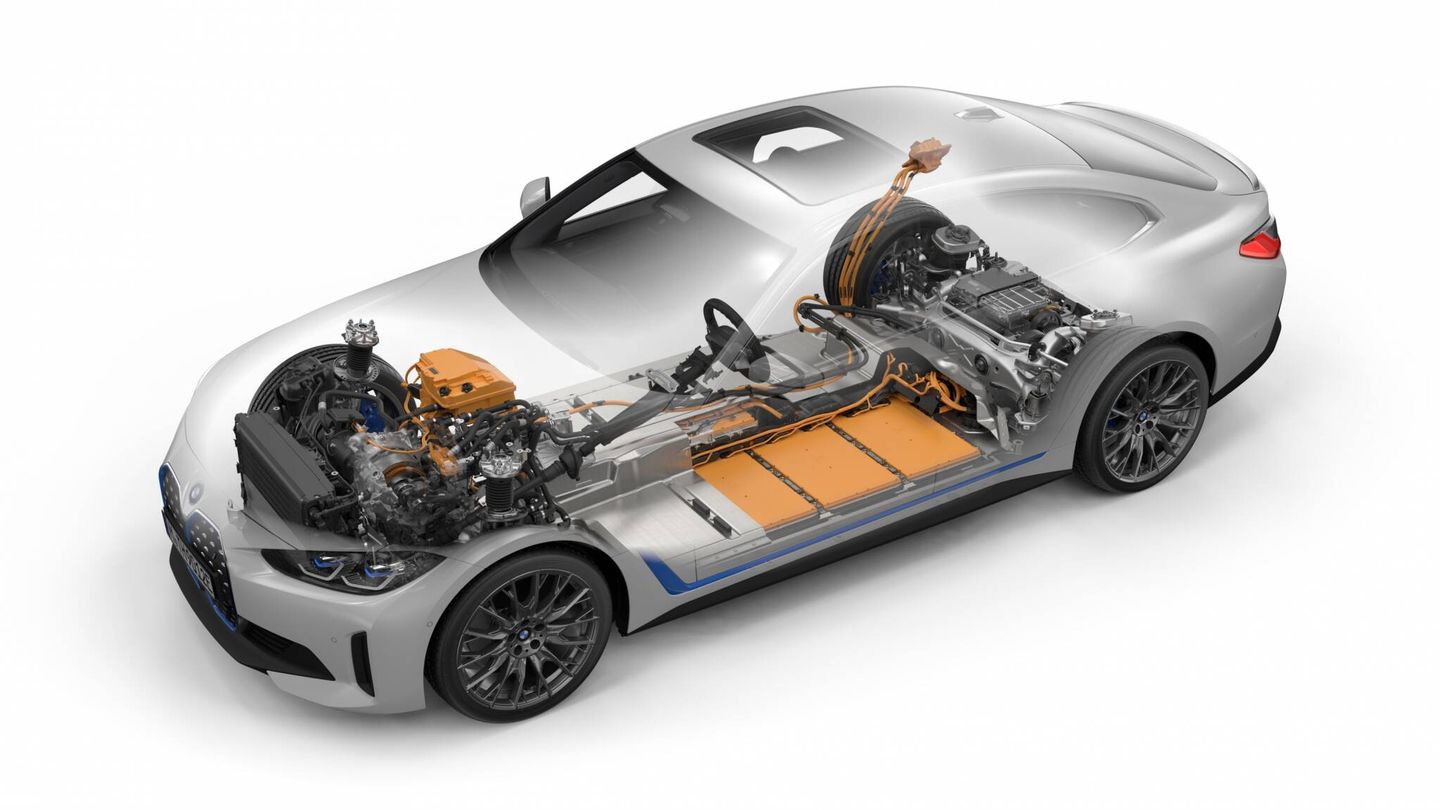Este año, BMW ha presentado dos nuevos eléctricos, el i4 (arriba) y el iX, pero la marca bávara no pone aún fecha de caducidad a sus modelos con motor de combustión.
