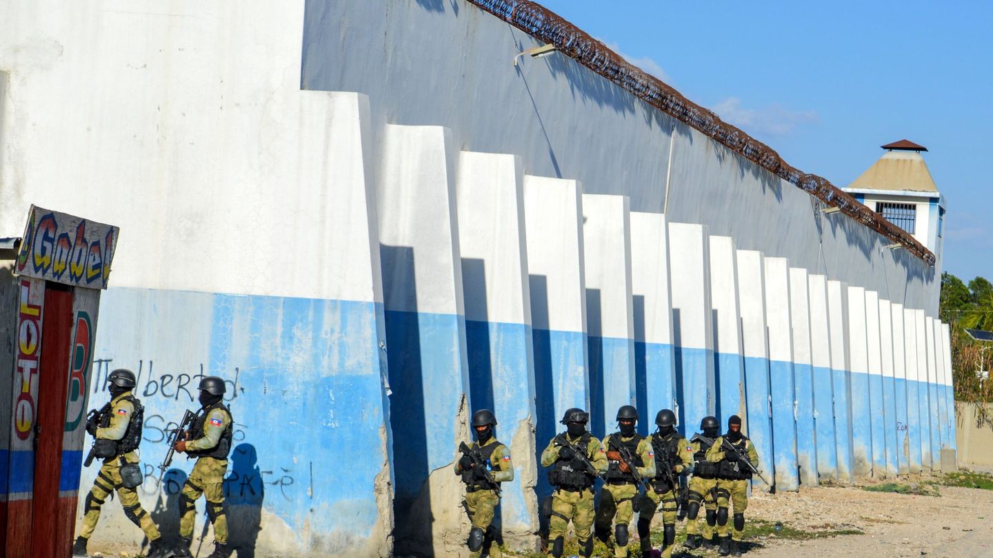 Policías en la cárcel de Croix-des-Bouquets tras una fuga de presos hoy, en Puerto Príncipe, Haití (EFE)