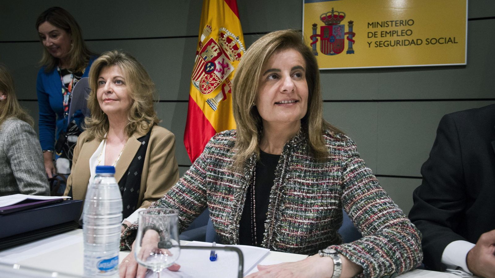 Foto: La ministra de Empleo, Fátima Báñez (d), y la secretaria de Estado de Empleo, Engracia Hidalgo en una imagen de archivo (EFE)