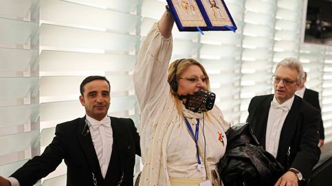 Una eurodiputada rumana es expulsada del pleno tras interrumpir con gritos, un bozal y una imagen de Cristo