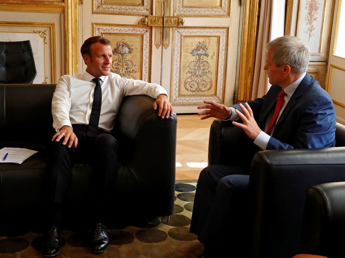 Foto: El presidente Emmanuel Macron junto a Dacian Ciolos, líder del grupo Renew Europe en el Parlamento Europeo. (EFE)