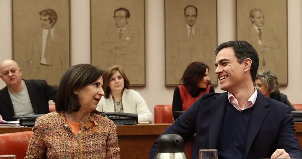 Foto: Pedro Sánchez, con Margarita Robles, en la reunión del Grupo Socialista, este 13 de marzo en el Congreso. (EFE)
