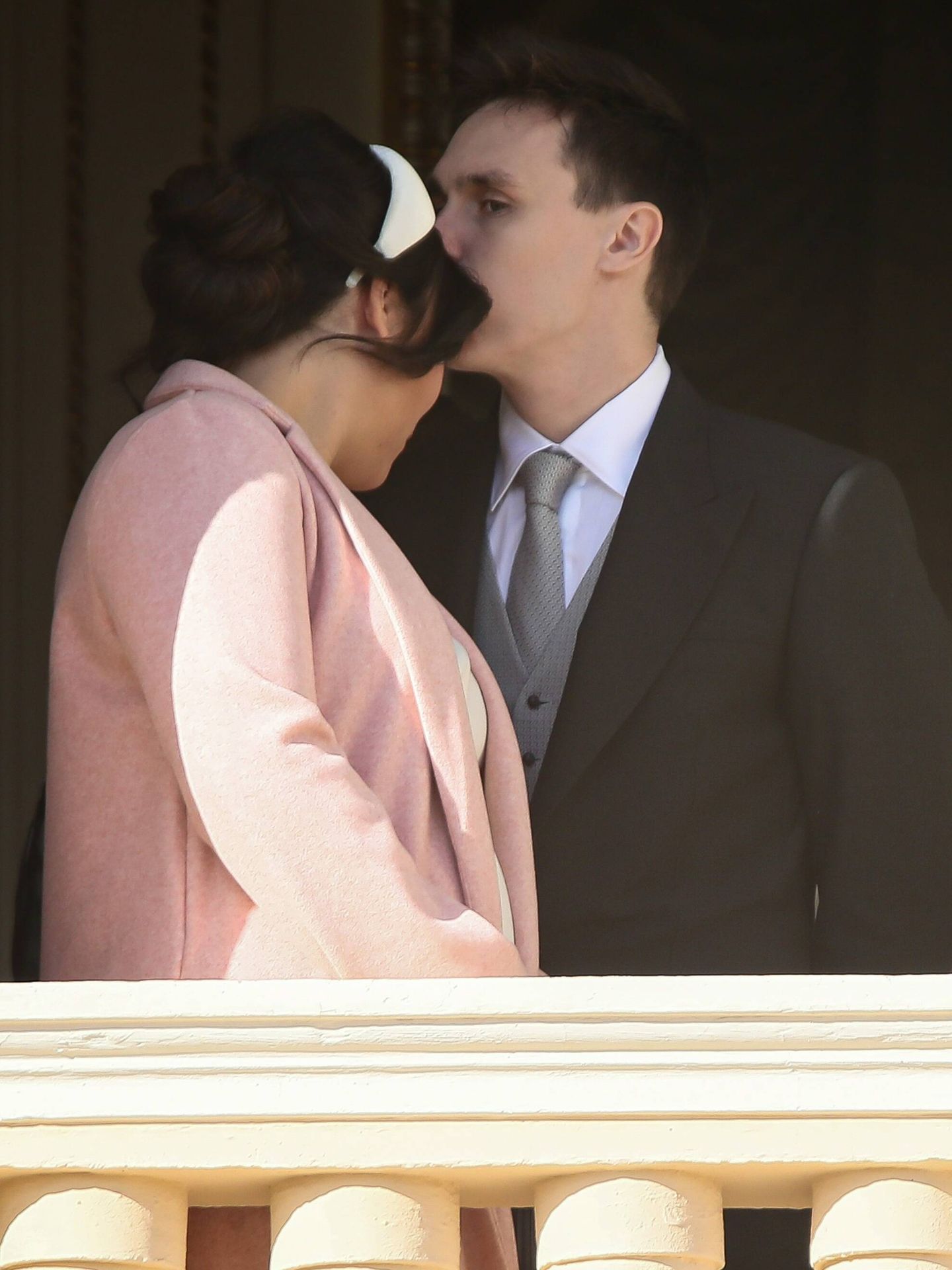 El hijo mayor de Estefanía besaba a su mujer en la frente el pasado Día Nacional de Mónaco. (CP/Marco Piovanotto)