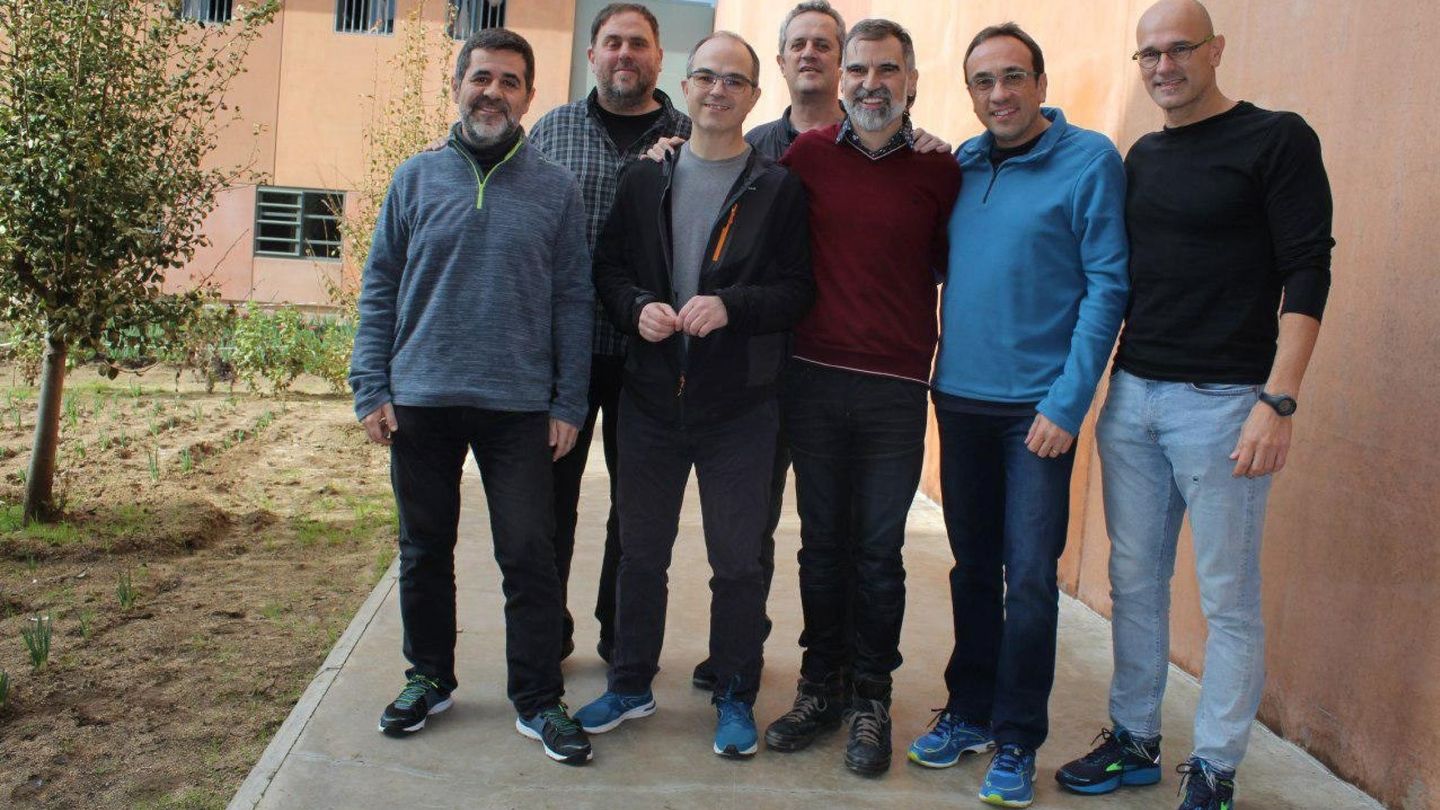 Imagen de los siete dirigentes independentistas presos en la cárcel de Lledoners. (EFE)