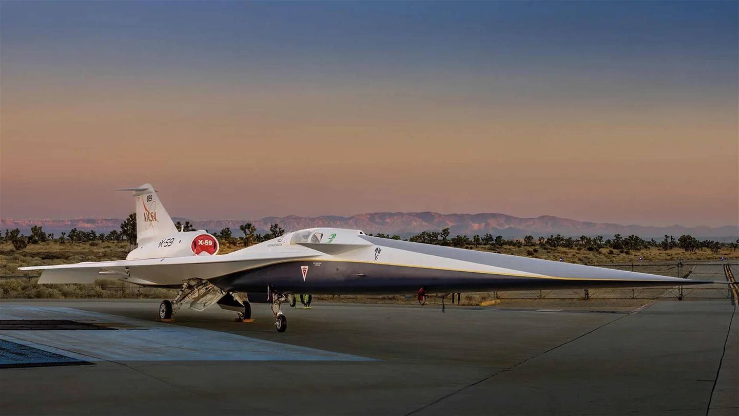 La primera imagen oficial del X-59 Quesst completamente terminado y listo para su vuelo de prueba en la base de Palmdale, California. (Lockheed Martin Skunkworks)
