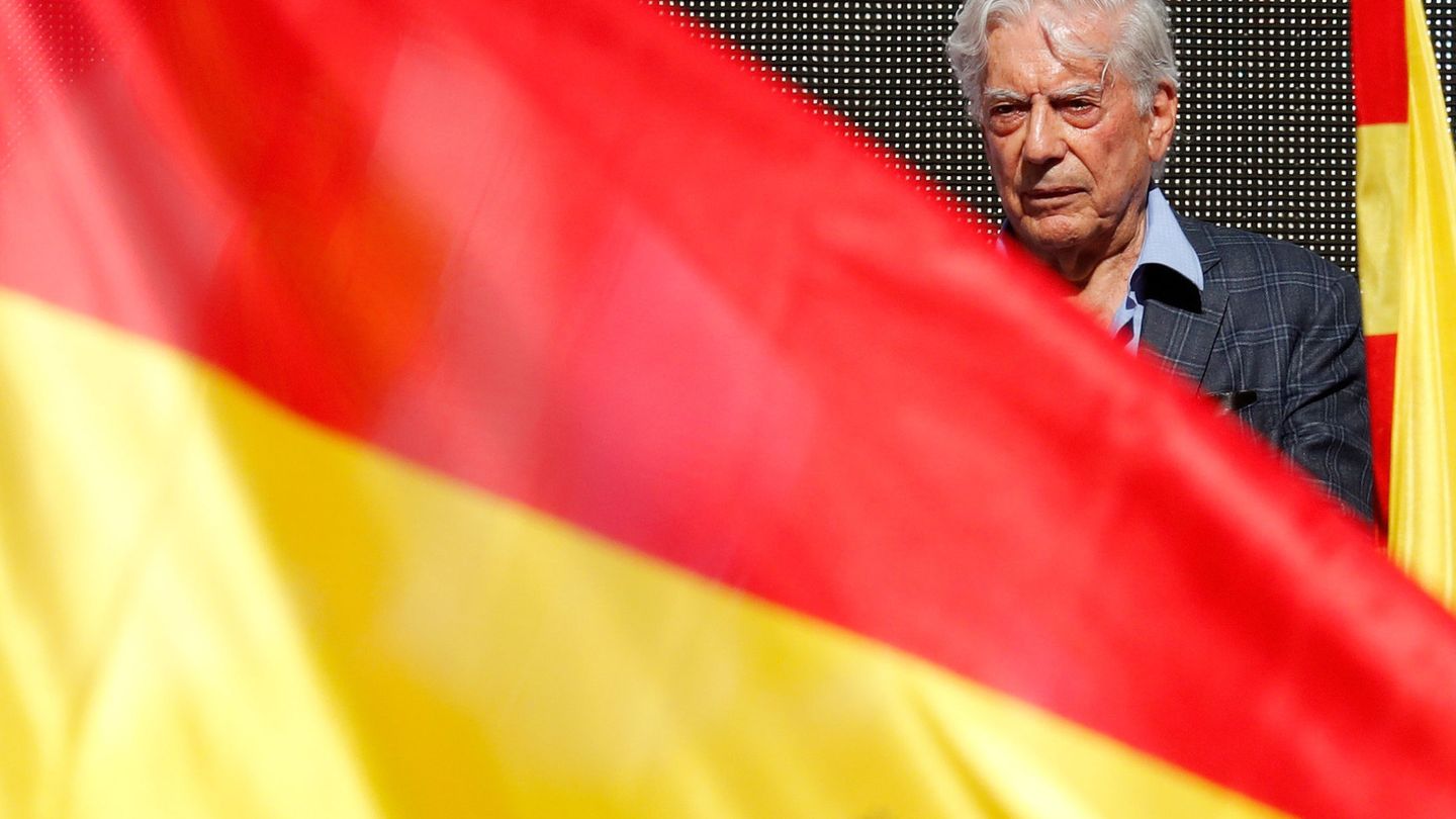 El escritor Mario Vargas Llosa en la manifestación barcelonesa por la unidad de España. 