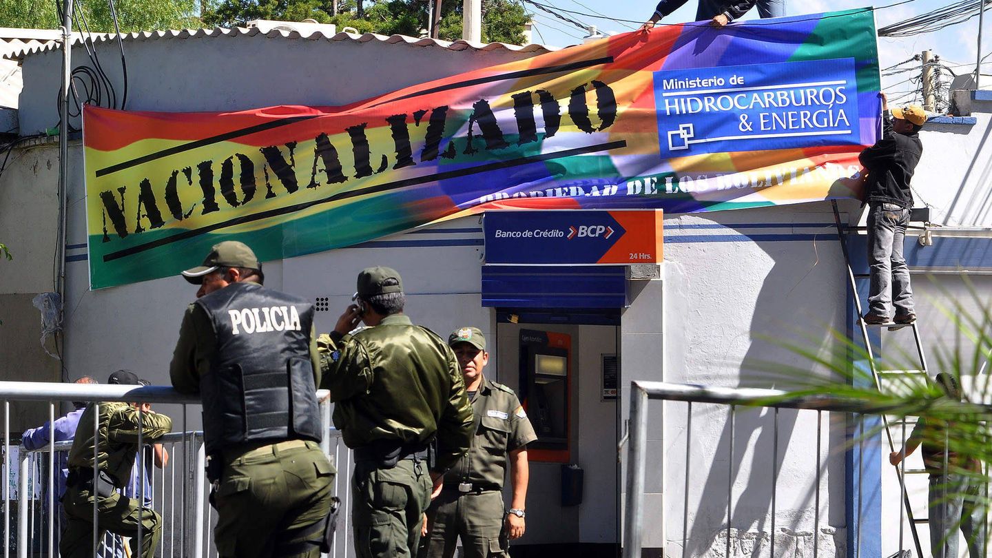 Policías resguardan las instalaciones de la nacionalizada Empresa de Luz y Fuerza de Cochabamba.