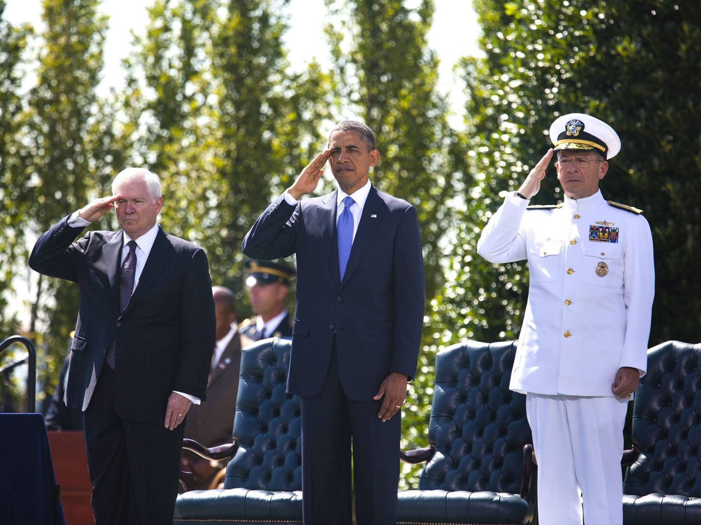 Barack Obama y, a su derecha, Robert Gates, secretario de Defensa también con Bush. (Reuters)