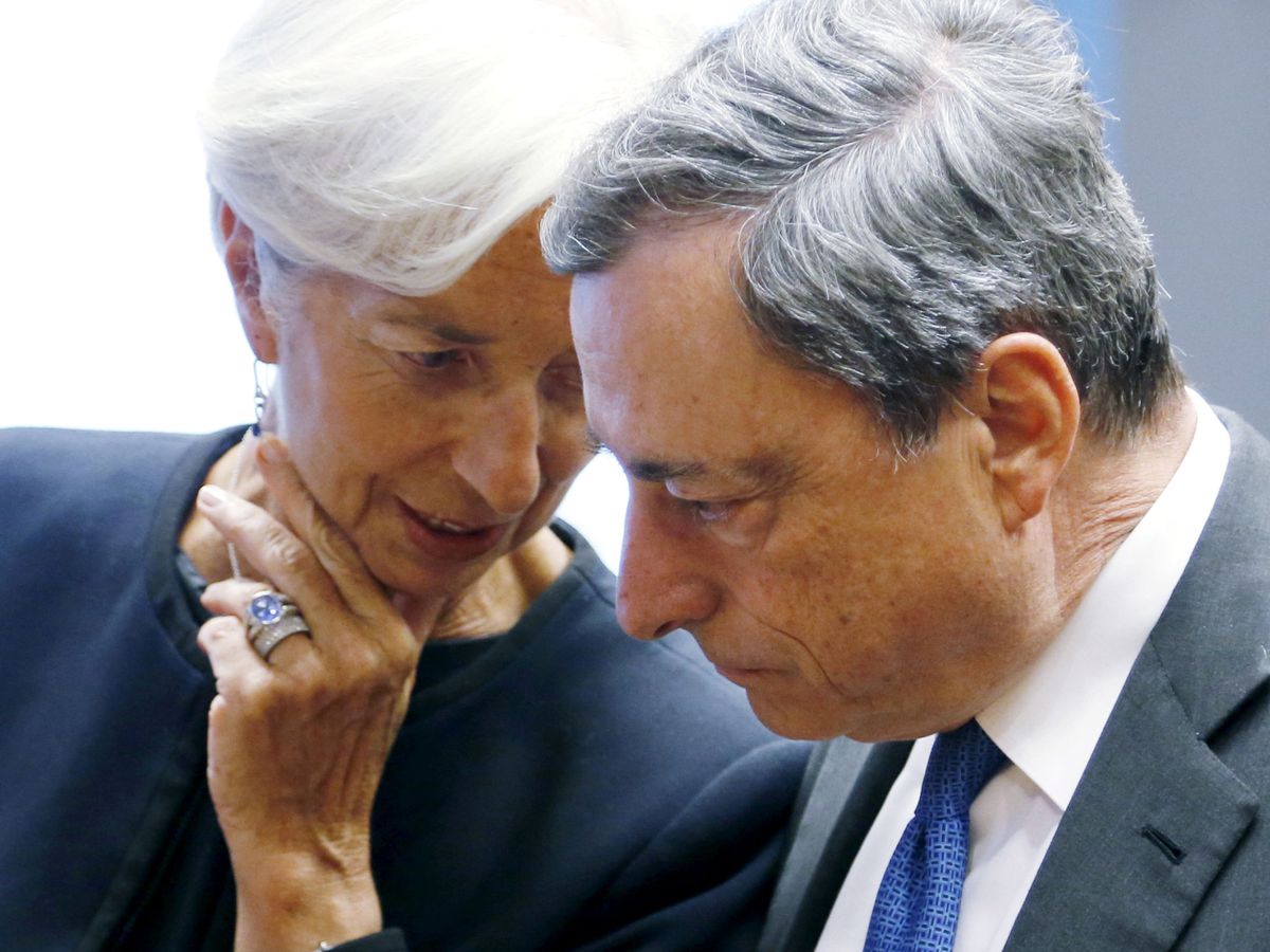 Foto: La actual presidenta del BCE, Lagarde, con su predecesor, Draghi. (Reuters/Lenoir)