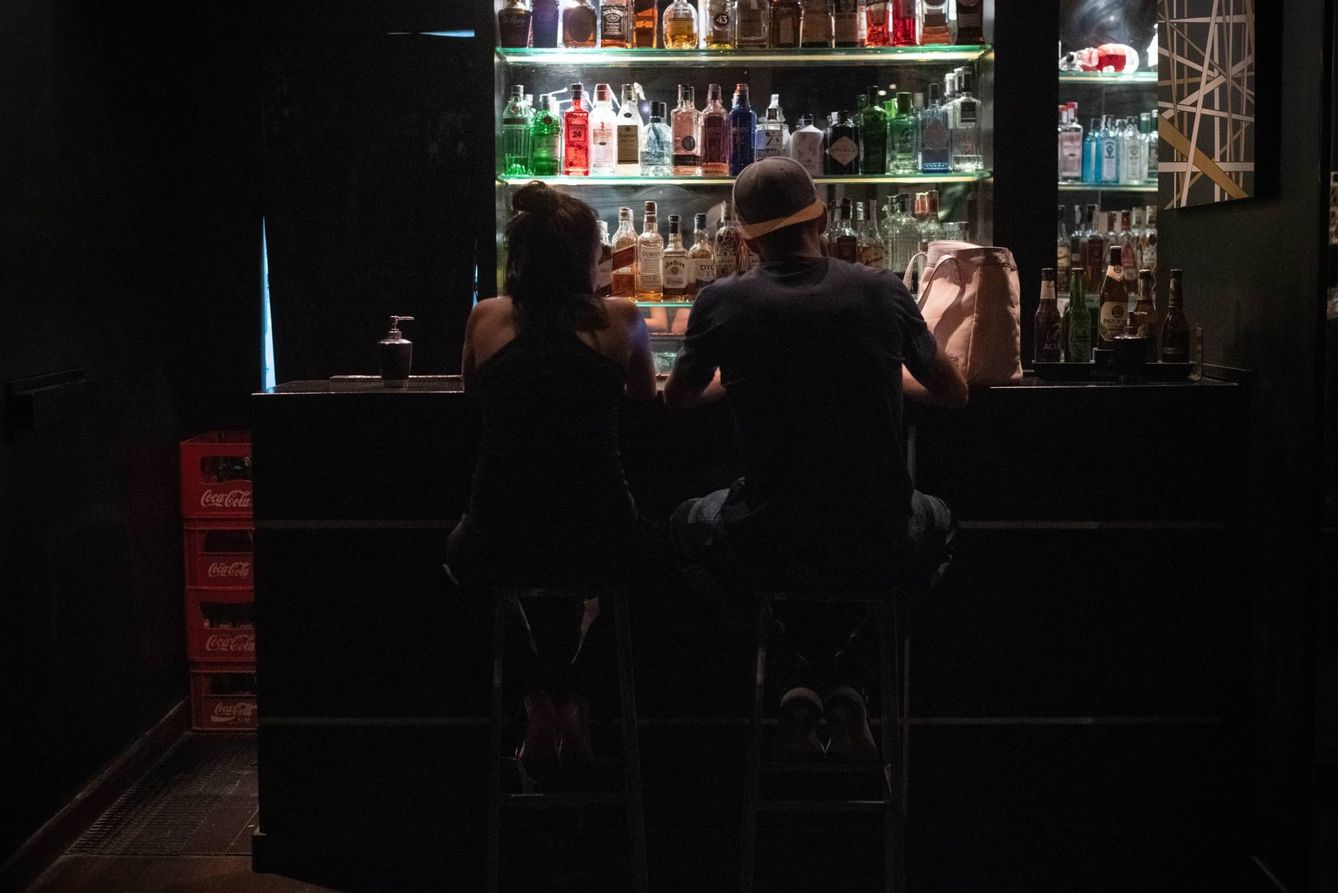 Foto: Chico y chica en la barra de un bar en Madrid. (Carmen Castellón)
